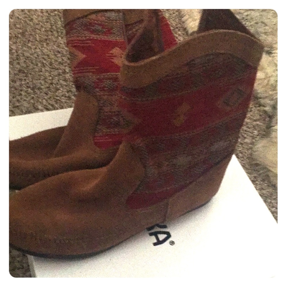 Brand new!!Minnetonka booties size 8